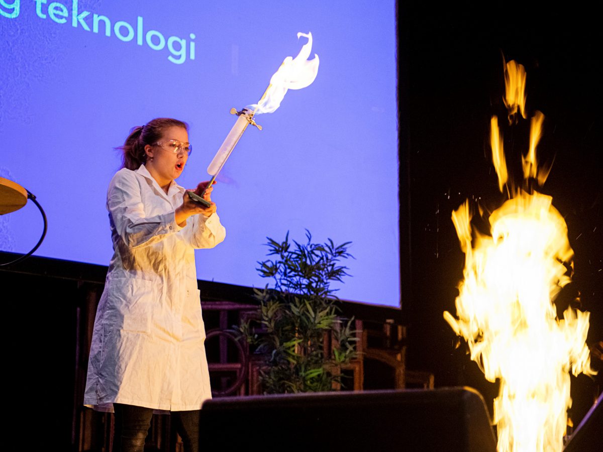 Kjemistudent som holder en flamme