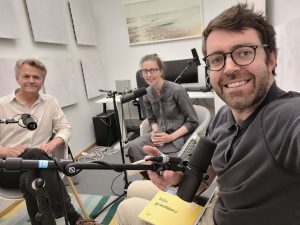 Jeff Lugowe, Marthe Handå Myhre og Jørn Holm-Hansen i studio