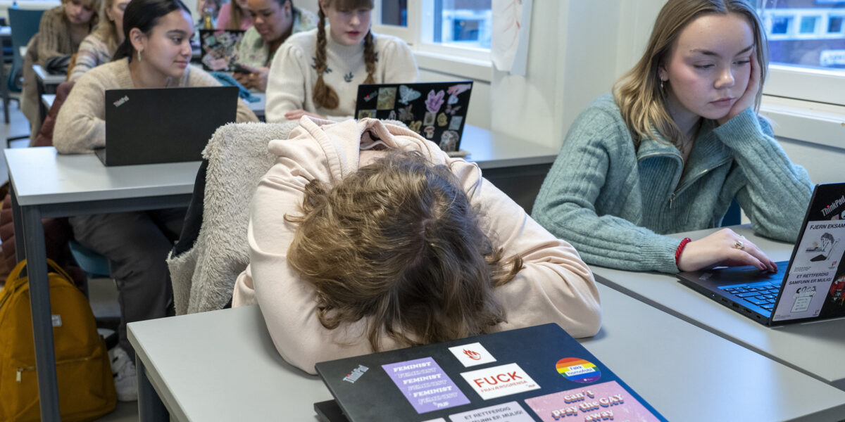 Sliten eleven hviler hodet mot pulten.